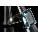 An 18ct white gold and aqua marine set solitaire r