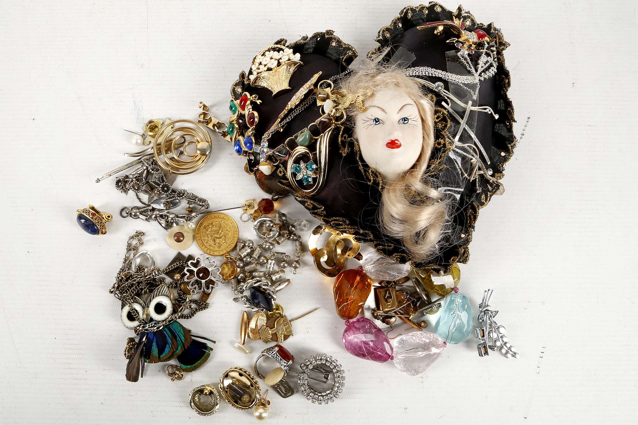 Costume jewellery including brooches, scarf clips