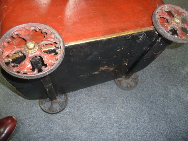A red japanned log bin on wheels, 55.75c - Image 3 of 3