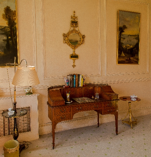 An Edwardian satinwood Carlton House des