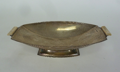 An Art Deco silver dish, J S & S, Sheffield 1934, with thread border and mother-of-pearl handles,