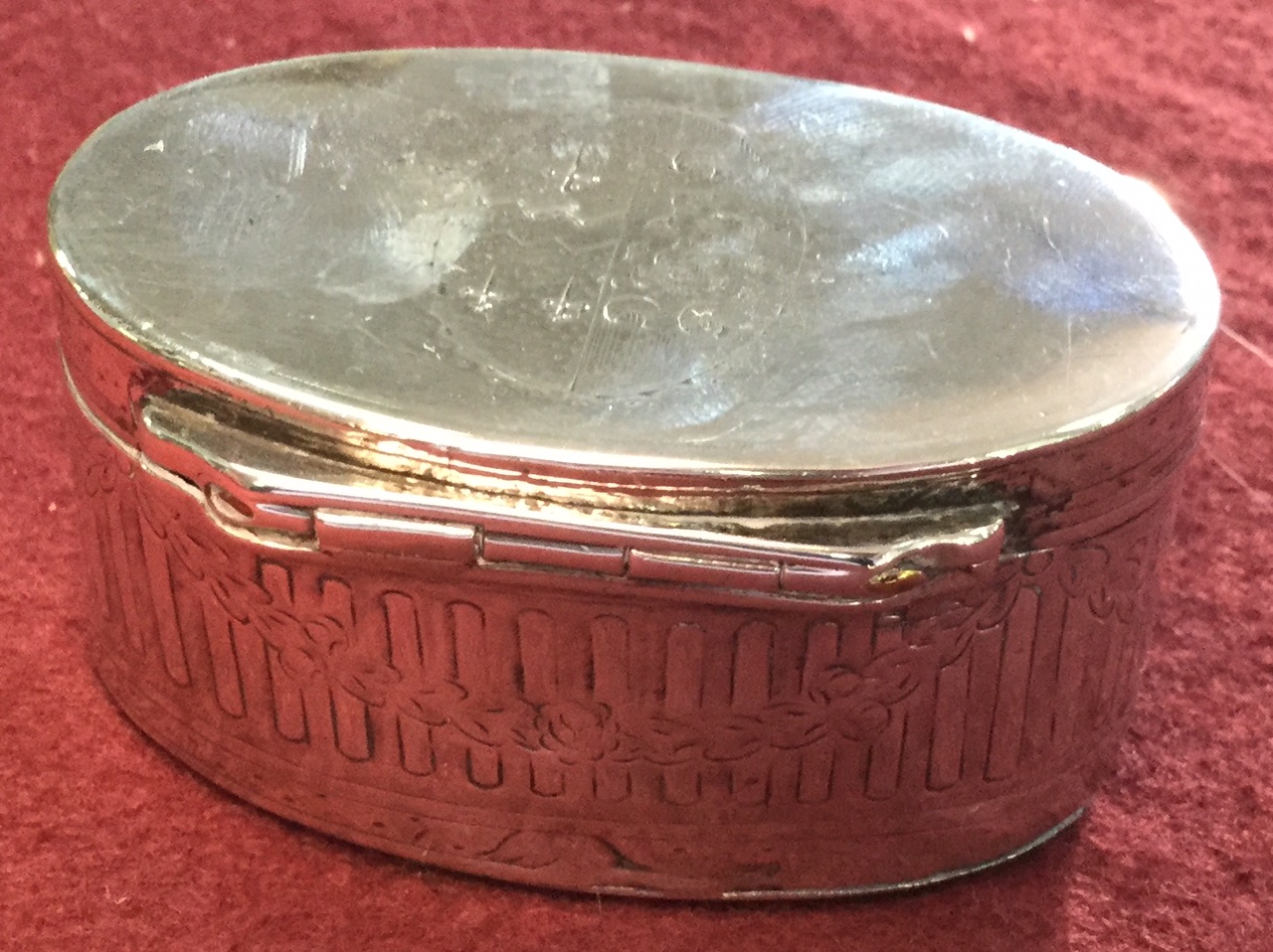 A Continental white metal snuff box, the oval cover with armorial, the sides engraved swags, 6. - Image 7 of 9