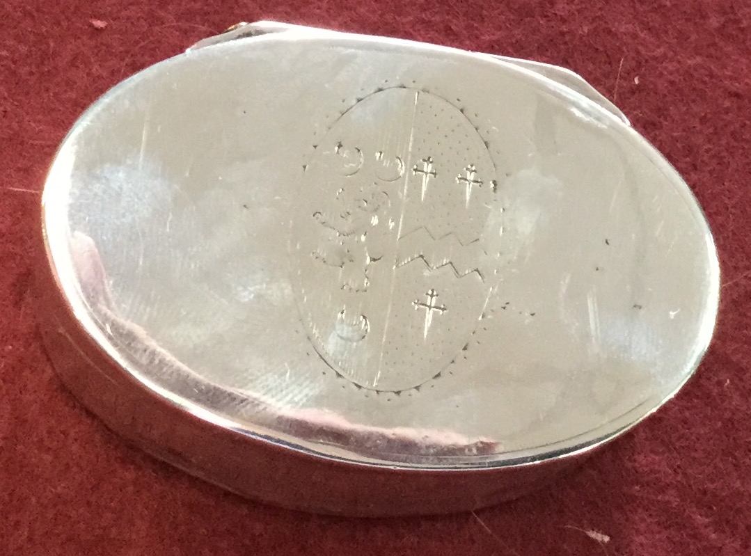 A Continental white metal snuff box, the oval cover with armorial, the sides engraved swags, 6. - Image 9 of 9