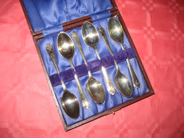 A cased set of golfing silver tea spoons