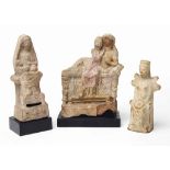 TROIS STATUETTES EN TERRE CUITE
GRECE, CIRCA VEME-IVEME SIECLE AVANT J.C.
L'une figurant une femme à