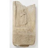 STELE FUNERAIRE EN MARBRE
GRECE, CIRCA IIIEME-IIEME SIECLE AVANT J.C.
Représentant une femme debout,