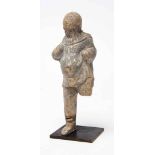 STATUETTE EN TERRE CUITE DE PAPPOSILENE
ART GREC, CANOSSA, CIRCA IVEME SIECLE AVANT J.C.
Représentée