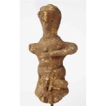 STATUETTE MASCULINE EN TERRE CUITE
SYRO-HITTITE, IIIEME-IIEME MILLENAIRE AVANT J.C.
Debout, les yeux