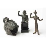 TROIS ELEMENTS EN BRONZE
CIRCA VIEME SIECLE AVANT-IIEME SIECLE APRES J.C.
Une statuette romaine de