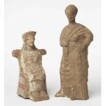 DEUX STATUETTES FEMININES EN TERRE CUITE
GRECE, CIRCA VIEME-IVEME SIECLE AVANT J.C.
L'une