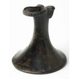 PARTIE SUPERIEURE D'UNE OENOCHOE EN BRONZE
ART ETRUSQUE, CIRCA VEME SIECLE AVANT J.C.
A long col