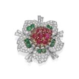 CLIP RUBIS, ÉMERAUDES ET DIAMANTS
Figurant une fleur, le pistil orné de rubis cabochons, les pétales