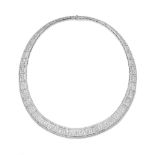 COLLIER DIAMANTS
Semi-flexible, formé de maillons carrés à décors géométriques sertis de diamants