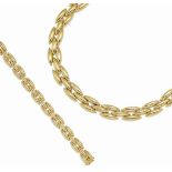 DEMI-PARURE EN OR, PAR CARTIER
Composée d'un collier, entièrement flexible, formé de trois rangs