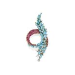 CLIP TURQUOISES, RUBIS ET DIAMANTS, PAR MARCHAK
Formé d'une volute pavée de rubis ronds et d'une