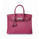 SAC BIRKIN 30 EN AUTRUCHE FUCHSIA, GARNITURE EN MÉTAL ARGENTÉ PALLADIÉ
HERMÈS, 2013
ÉTAT : 2.5
l. 30