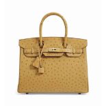 SAC BIRKIN 30 EN AUTRUCHE SABLE, GARNITURE EN MÉTAL ARGENTÉ PALLADIÉ
HERMÈS, 2014
ÉTAT : 2
l. 30 x