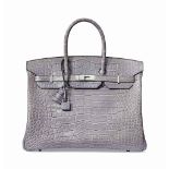 SAC BIRKIN 35 EN ALLIGATOR MAT GRIS PARIS, GARNITURE EN MÉTAL ARGENTÉ PALLADIÉ
HERMÈS, 2013
ÉTAT: