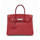 SAC BIRKIN 30 EN AUTRUCHE ROUGE VIF, GARNITURE EN MÉTAL ARGENTÉ PALLADIÉ
HERMÈS, 2009
ÉTAT : 4
l. 30