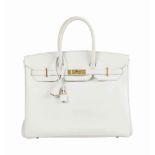 SAC BIRKIN 35 EN CUIR EPSOM BLANC, GARNITURE EN MÉTAL DORÉ
HERMÈS, 2011
ÉTAT: 3.5
l. 35 x h. 25 x p.