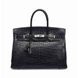 SAC BIRKIN 35 EN CROCODILE POROSUS MAT NOIR, GARNITURE EN MÉTAL ARGENTÉ PALLADIÉ
HERMÈS, 2007
ÉTAT :