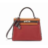 SAC KELLY RETOURNÉ 28 EN CUIR TOGO TRICOLORE ORANGE, CHOCOLAT & ROUGE VERMILLON, GARNITURE EN