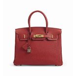 SAC BIRKIN 30 EN TAURILLON CLÉMENCE ROUGE VIF, GARNITURE EN MÉTAL DORÉ
HERMÈS, 2004
ÉTAT : 3.5
l. 30