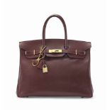 SAC BIRKIN 35 EN CUIR COURCHEVEL ROUGE H, GARNITURE EN MÉTAL DORÉ
HERMÈS, 2003
ÉTAT : 4
l. 35 x h.