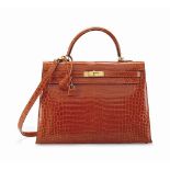 SAC KELLY SELLIER 35 EN CROCODILE POROSUS LISSE ORANGE, GARNITURE EN MÉTAL DORÉ
HERMÈS, 2006