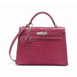 SAC KELLY SELLIER 32 EN CROCODILE POROSUS LISSE FUCHSIA, GARNITURE EN MÉTAL ARGENTÉ PALLADIÉ
HERMÈS,