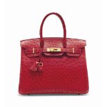 SAC BIRKIN 30 EN AUTRUCHE ROUGE VIF, GARNITURE EN MÉTAL DORÉ
HERMÈS, 2005
ÉTAT : 3.5
l. 30 x h. 22 x