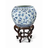 A LARGE CHINESE BLUE AND WHITE JARDINIÈRE
19TH CENTURY
The large globular body is very finely and