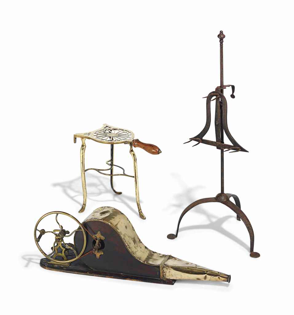 A FLOOR-STANDING WROUGHT-IRON LARKSPIT
LATE 18TH / EARLY 19TH CENTURY
With adjustable prongs on a