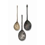 TWO ENGLISH PEWTER SPOONS AND A LATTEN SPOON
14TH CENTURY AND LATER
Comprising a pewter slip-top