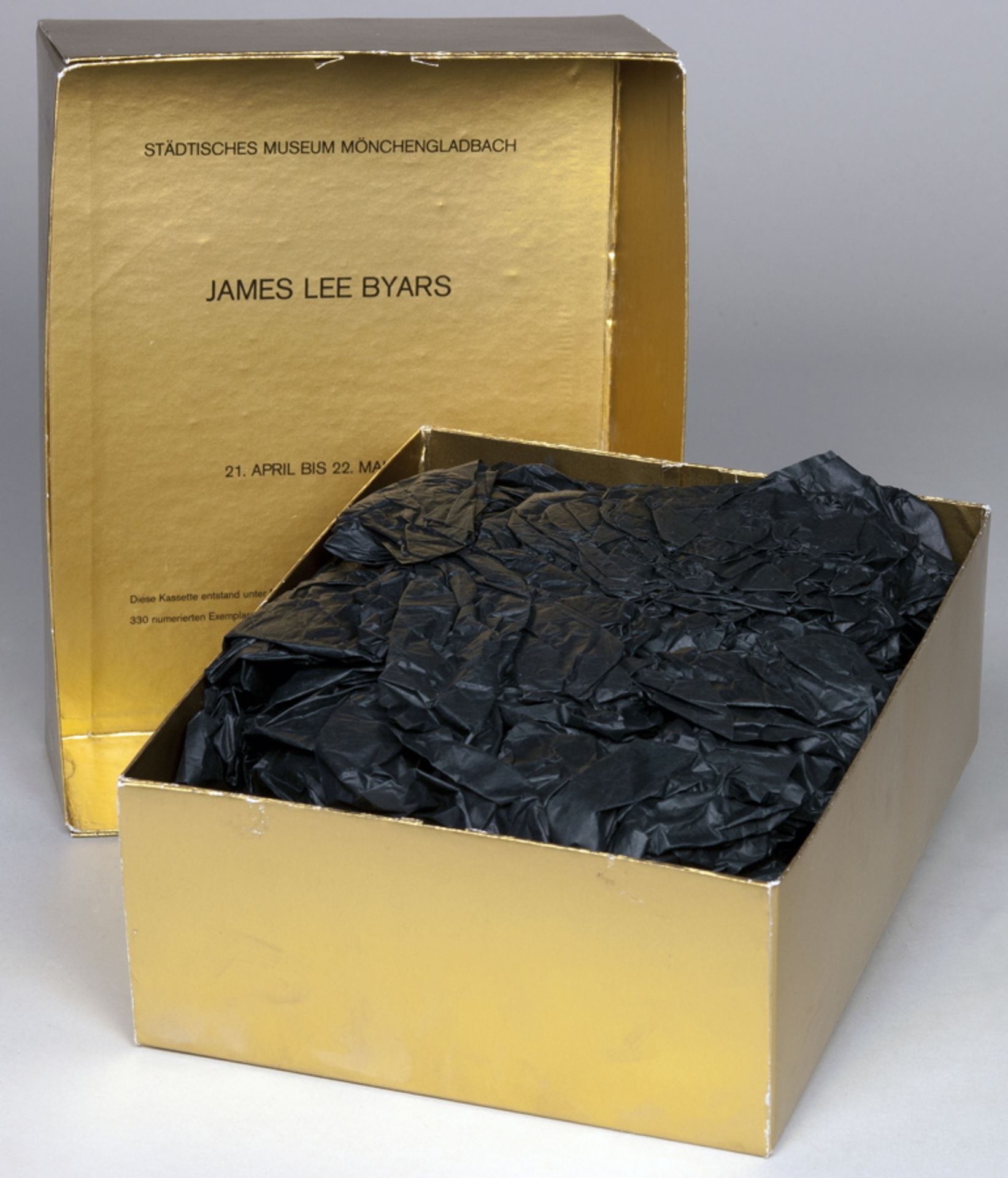 James Lee Byars. TH FI TO IN PH. [Ausstellungskatalog]. Mönchengladbach 1977. Geknülltes schwarzes