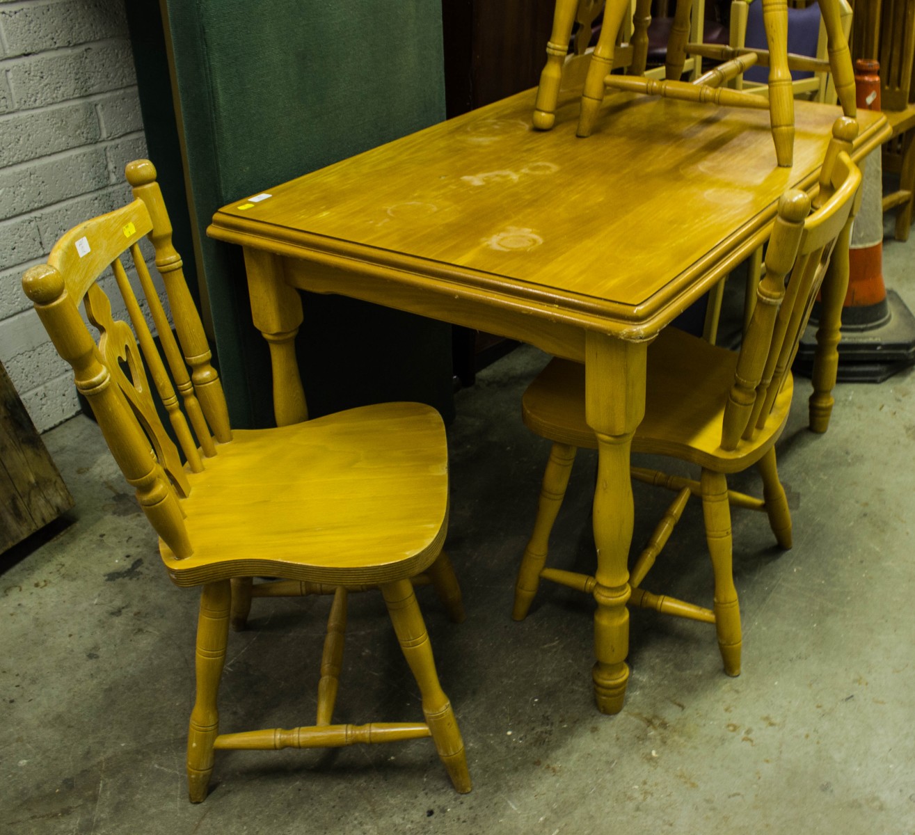 KITCHEN TABLE + 4 CHAIRS