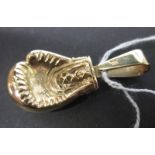 A 9ct gold pendant in the form of a boxing glove