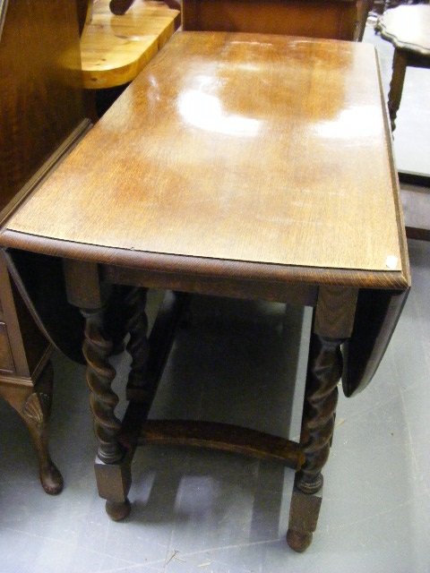 Early 20thC. oak drop leaf table