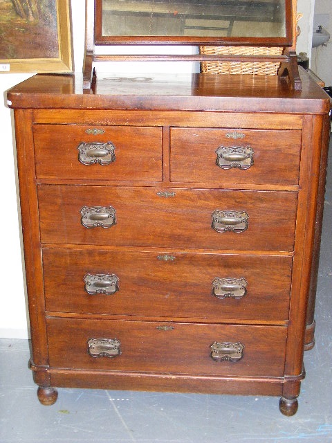 A Compact Victorian Chest Of Drawers