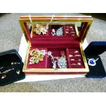 Small quantity of costume jewellery in a red velvet and gilt metal jewellery box