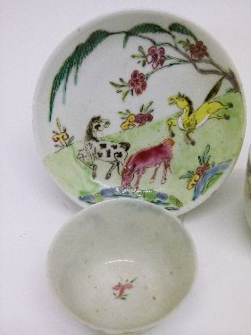 Chinese porcelain bowl having polychrome decoration depicting two dragons chasing flaming pearls, - Image 2 of 7