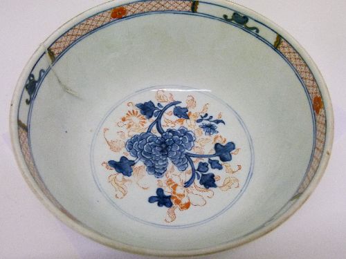 Chinese Imari bowl having typical gilt highlighted iron-red and blue decoration, 22.5cm diameter - Image 5 of 6