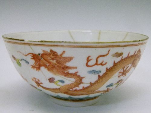 Chinese porcelain bowl having polychrome decoration depicting two dragons chasing flaming pearls, - Image 4 of 7