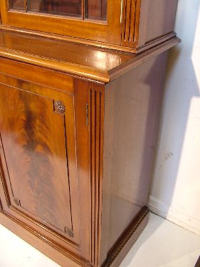 Early 20th Century Chippendale style mahogany library bookcase, the upper section having dentil - Image 4 of 6