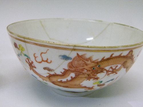 Chinese porcelain bowl having polychrome decoration depicting two dragons chasing flaming pearls, - Image 5 of 7