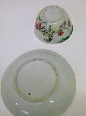 Chinese porcelain bowl having polychrome decoration depicting two dragons chasing flaming pearls, - Image 3 of 7