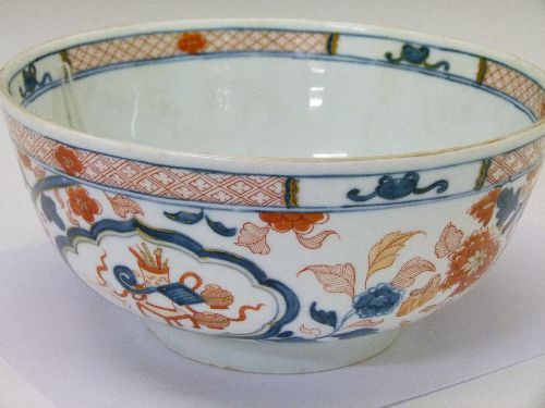 Chinese Imari bowl having typical gilt highlighted iron-red and blue decoration, 22.5cm diameter - Image 4 of 6