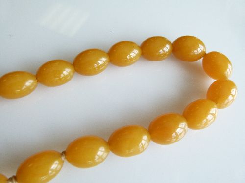 Row of graduated amber beads, the thirty-seven round beads of approximately 1.1cm to 1.5cm diameter, - Image 4 of 7