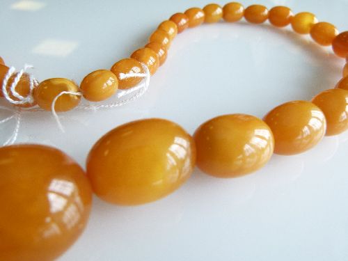 Row of graduated amber beads, the forty-three barrel shaped beads, 1.3cm to 2.8cm long, overall - Image 5 of 7