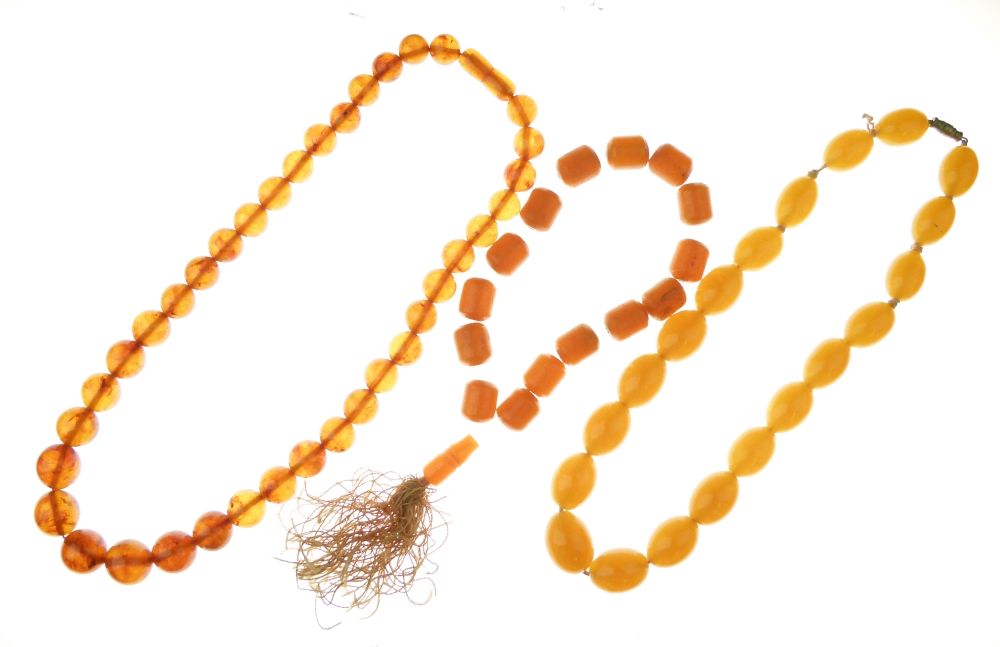 Row of graduated amber beads, the thirty-seven round beads of approximately 1.1cm to 1.5cm diameter,